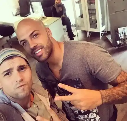 Ники оформи веждите и е готов за нови партита в нощна София!