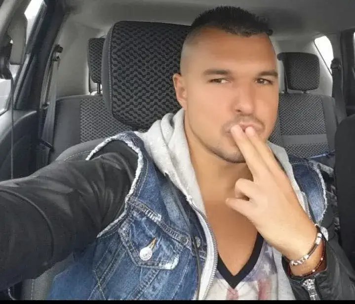 Очевидец: Валери Божинов пиян си опипваше пакета пред стотици хора в дискотека (Брутална история)