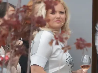 СКАНДАЛ! Лора Крумова заловена да шофира пила (СНИМКИ)