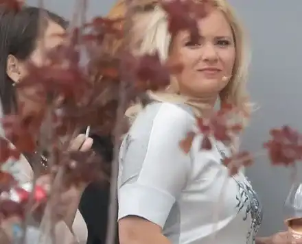 СКАНДАЛ! Лора Крумова заловена да шофира пила (СНИМКИ)