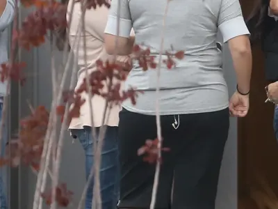 СКАНДАЛ! Лора Крумова заловена да шофира пила (СНИМКИ)