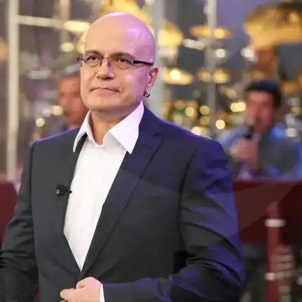 Слави залюби ученичка?! (Отразнува рождения си ден с ново гадже)