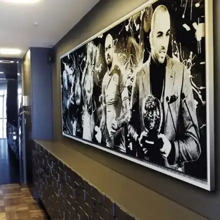 СНИМКИ! Ники Михайлов живурка в жилище за милиони! (Управлява уреди чрез интернет, вижте интериорът и гледката)