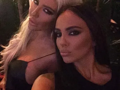 Среднощни приключения: Николета и Андреа като отвързани - раздават целувки като за световно! (Горещи снимки от съботната им парти вечер)