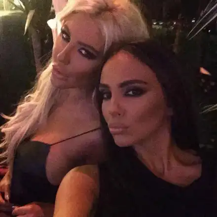 Среднощни приключения: Николета и Андреа като отвързани - раздават целувки като за световно! (Горещи снимки от съботната им парти вечер)