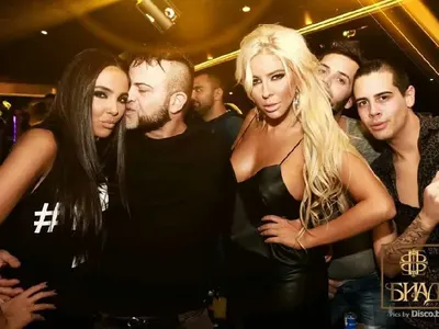 Среднощни приключения: Николета и Андреа като отвързани - раздават целувки като за световно! (Горещи снимки от съботната им парти вечер)