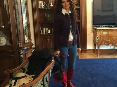 Уау! Съпругата на Добромир Гущеров отново РАЗБИ! Вижте колко стилна дама е Диана и в какъв лукс живее