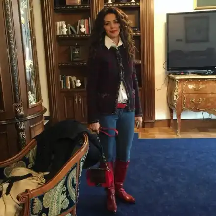 Уау! Съпругата на Добромир Гущеров отново РАЗБИ! Вижте колко стилна дама е Диана и в какъв лукс живее