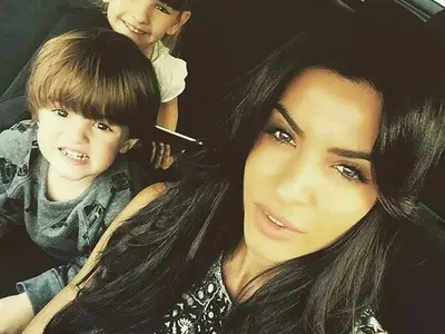 Витанова показа, че не й е приятно Есмер да демонстрира близост с децата й! (Ето как)