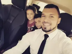 Възмутително! Божинов си прави селфита, докато вози Валерко и Никол? (Виж къде отведе децата)