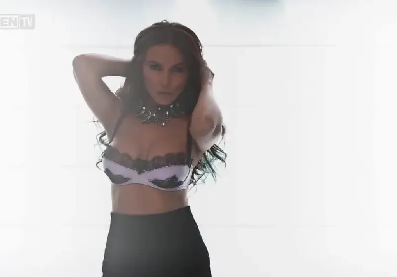 Алисия си върна Ники с чистонов бюст (Певицата наду деколте срещу 11 бона, сложи си по 750 кубика имплант във всяка гърда)