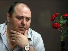 Любо Нейков гази закона! (Актьорът се вози с перденца на прозорците)