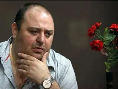 Любо Нейков гази закона! (Актьорът се вози с перденца на прозорците)