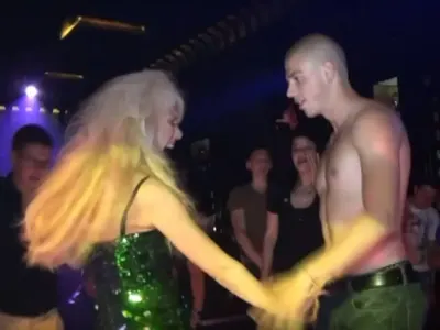 Луна ЛУДА и извън Къщата! Певицата си показа най-милото на фен по време на участие! (ШОК СНИМКИ в действие)