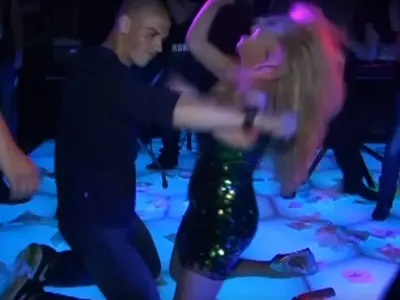 Луна ЛУДА и извън Къщата! Певицата си показа най-милото на фен по време на участие! (ШОК СНИМКИ в действие)