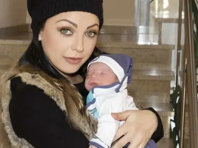 БЕЙБИ БУМ! Вижте най-известните бебета, които се родиха през изминалата 2015-а! (СНИМКИ)