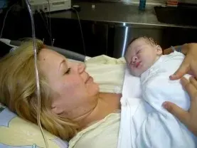 БЕЙБИ БУМ! Вижте най-известните бебета, които се родиха през изминалата 2015-а! (СНИМКИ)