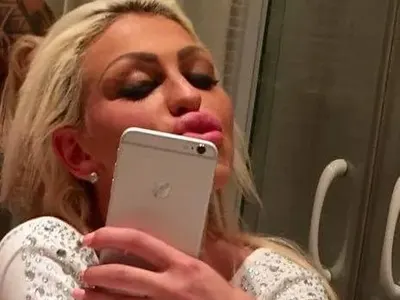 Мис Силикон 2014 раздава средни пръстове в мрежата