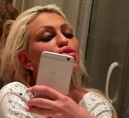 Мис Силикон 2014 раздава средни пръстове в мрежата