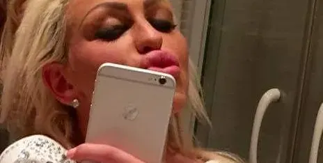 Мис Силикон 2014 раздава средни пръстове в мрежата