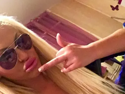 Мис Силикон 2014 раздава средни пръстове в мрежата