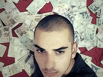 СКАНДАЛ! Синовете на вездесъщия кмет Ценко Чоков тънат в лукс, пари и злато, вижте какви коли карат братята! (ШОКИРАЩИ КАДРИ)