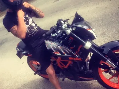 СКАНДАЛ! Синовете на вездесъщия кмет Ценко Чоков тънат в лукс, пари и злато, вижте какви коли карат братята! (ШОКИРАЩИ КАДРИ)