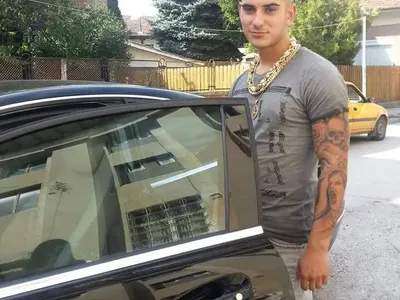 СКАНДАЛ! Синовете на вездесъщия кмет Ценко Чоков тънат в лукс, пари и злато, вижте какви коли карат братята! (ШОКИРАЩИ КАДРИ)