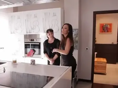 Вижте скъпарския дом на Мария Илиева! Певицата с два аквариума и една прислужница! (СНИМКИ)