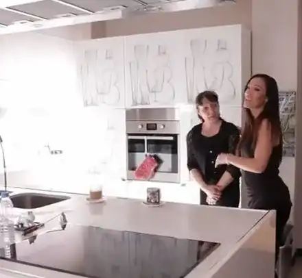 Вижте скъпарския дом на Мария Илиева! Певицата с два аквариума и една прислужница! (СНИМКИ)