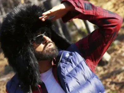 Данъчните продават апартамент на Азис за половин милион