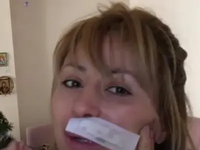 Силиконка №1 Марияна Маринова показа как си скубе мустака (ВИДЕО)