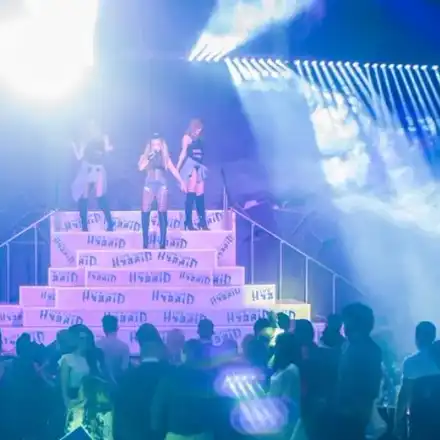 Ученичка?! Гери-Никол взриви с брутален тоалет в чалга клуб (СНИМКИ)