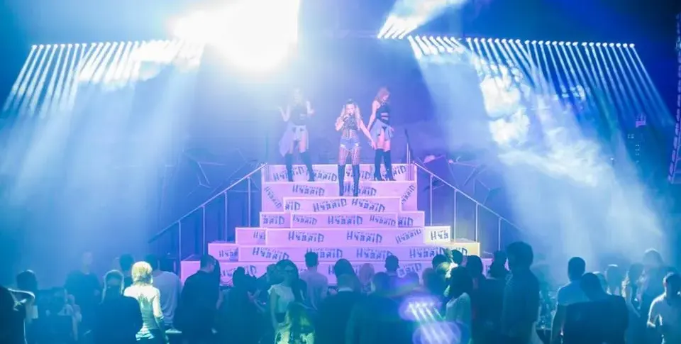 Ученичка?! Гери-Никол взриви с брутален тоалет в чалга клуб (СНИМКИ)