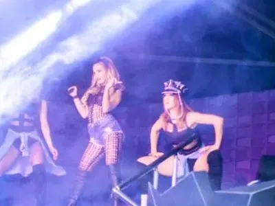 Ученичка?! Гери-Никол взриви с брутален тоалет в чалга клуб (СНИМКИ)