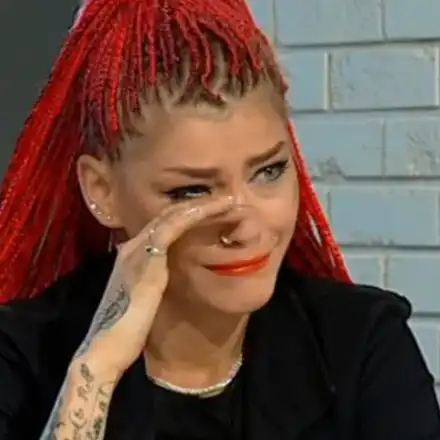 Бащата на Жана Бергендорф я използва за пари (Певицата плаща всичките му сметки)