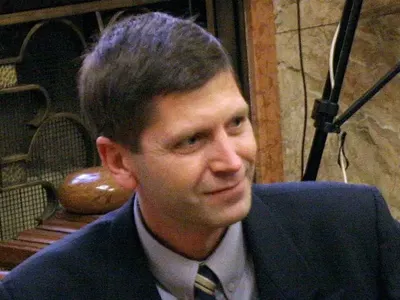 Жан Виденов къта 10 млн. долара в банка, а живее скотски?