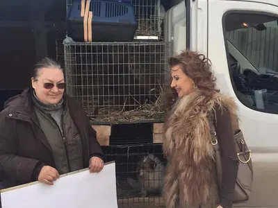 НЕЛЕПО! Илиана Раева се прави на зоозащитничка с кожено палто (СНИМКИ)