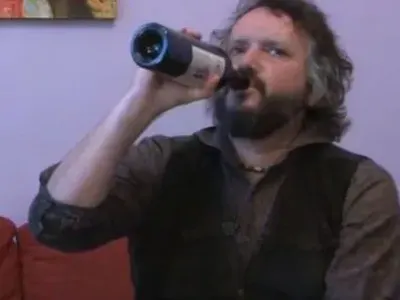 Пиян-залян! Калин Терзийски ходи с бутилка по улиците