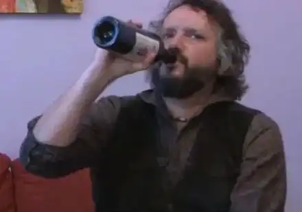 Пиян-залян! Калин Терзийски ходи с бутилка по улиците