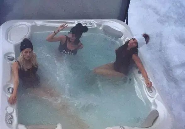 Бирмата заведе Алисия в най-скъпия зимен курорт на света! Снима я в джакузи! (ФОТО)