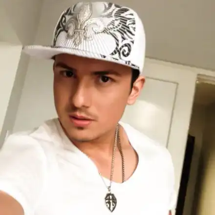 Ексклузивно в HotArena! Майка на певец от Пайнер преби жестоко учителка! (Подробности с имена)