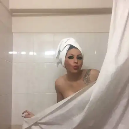 Млада фолк амбиция не сваля грима и под душа