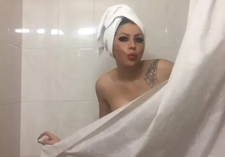 Млада фолк амбиция не сваля грима и под душа