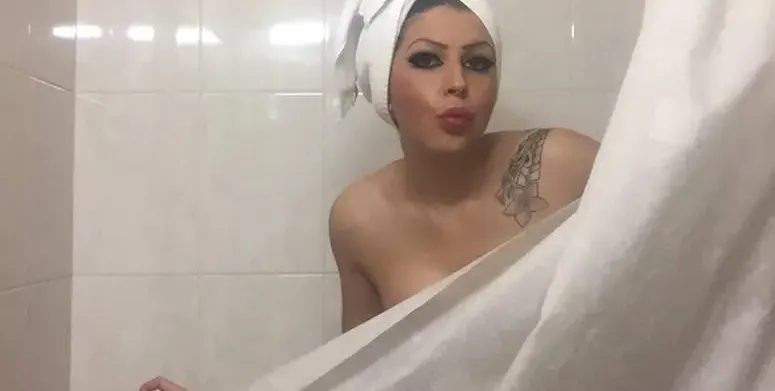 Млада фолк амбиция не сваля грима и под душа