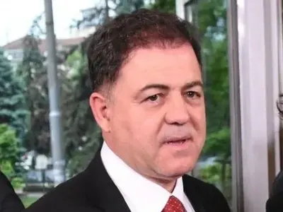 Ники Мокета сложи джакузи за групови изпълнения (Негова любовница откраднала портрет на Фердинанд от кабинета му)