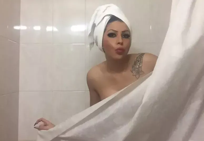 Млада фолк амбиция не сваля грима и под душа