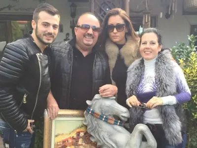 Скромната снахичка Джена си показа рогата! Дни преди сватбата обрули Канарите с половин милион (Всичко за прищявките на фолкаджийката)