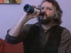 Калин терзийски удари дъното и копае още надолу! Писателят се налива с водка в метрото