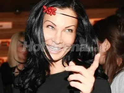 Цеци Красимирова с къща за 3 млн., Зара заби красив милионер, Теодора със златна сватба + кои бг красавици живеят като принцеси по света